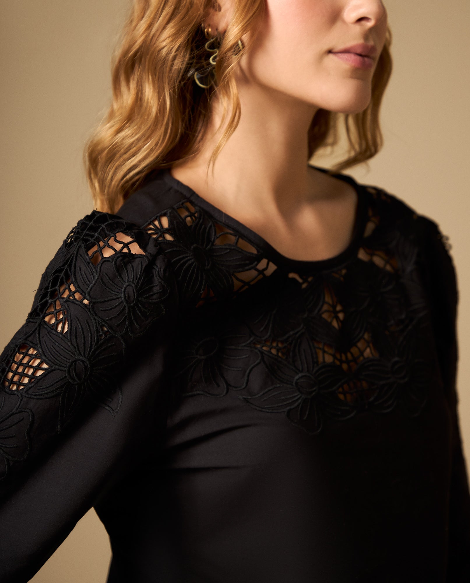 Camisa manga sisa con bordado floral - Negro 34_612H227_NEG190303_0