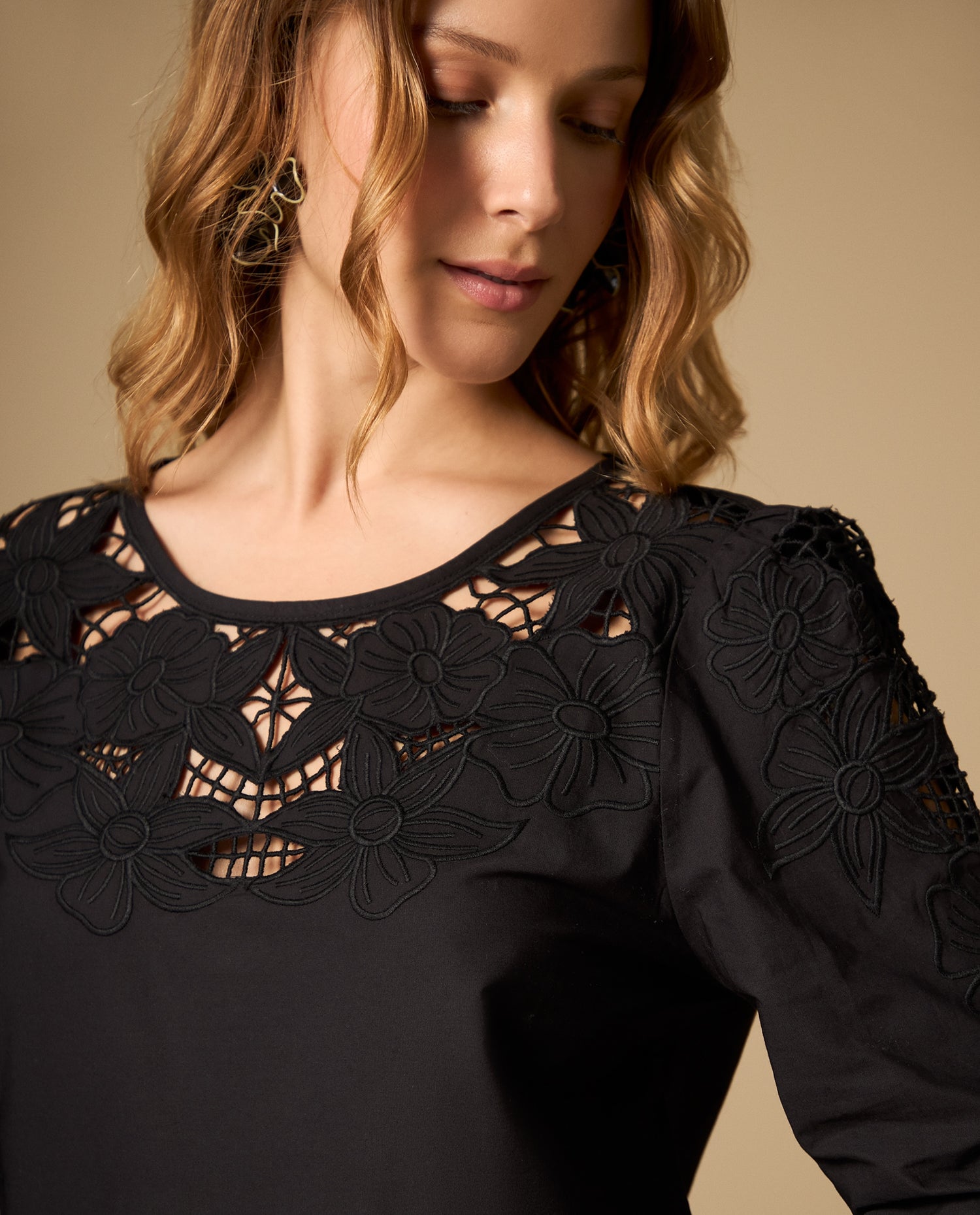 Camisa manga sisa con bordado floral - Negro