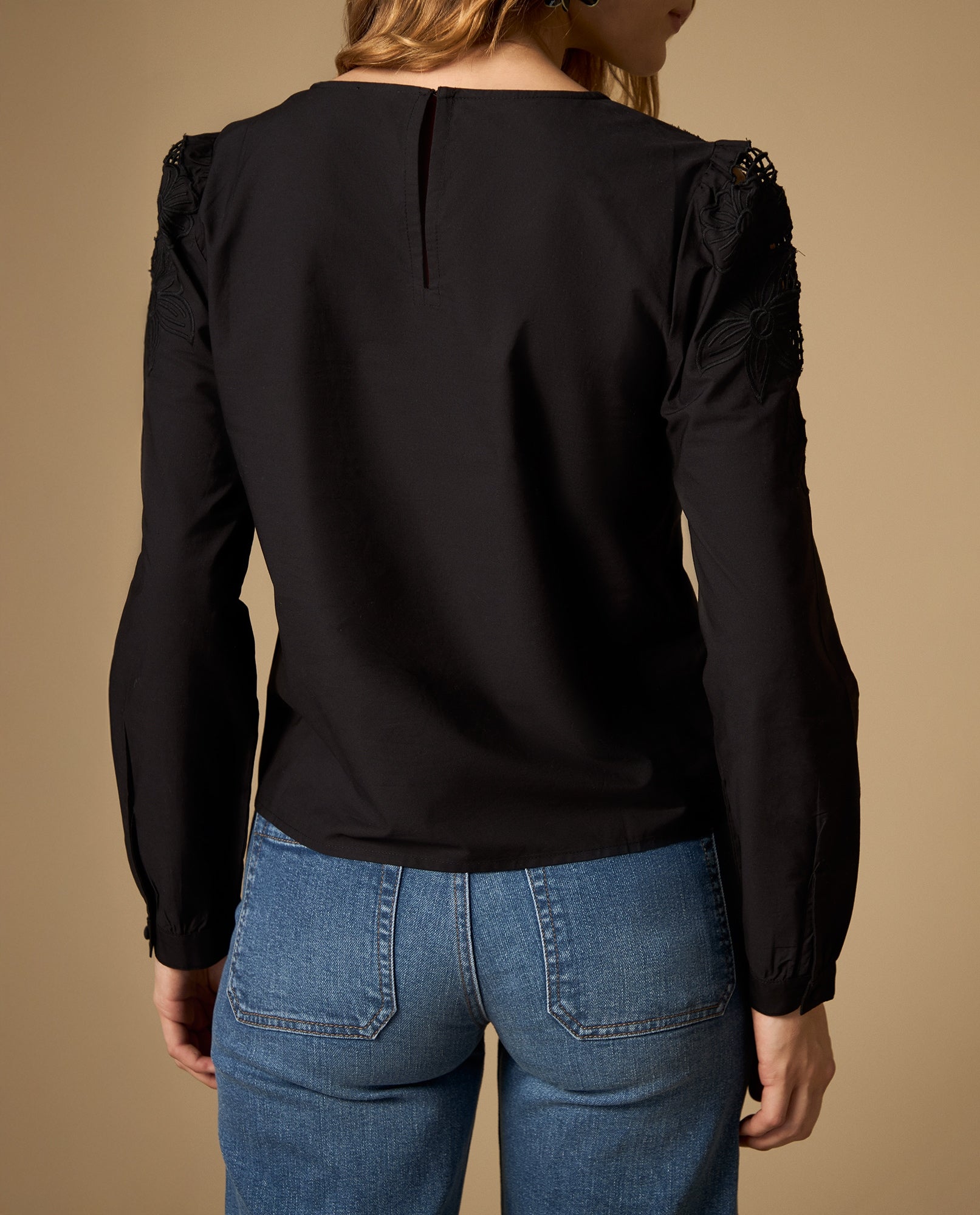 Camisa manga sisa con bordado floral - Negro 34_612H227_NEG190303_5