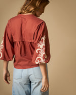 Camisa bordada manga sisa cuello en V - Café