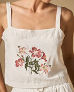 Camisa de tiras con bordado floral y detalle en escote - Crudo