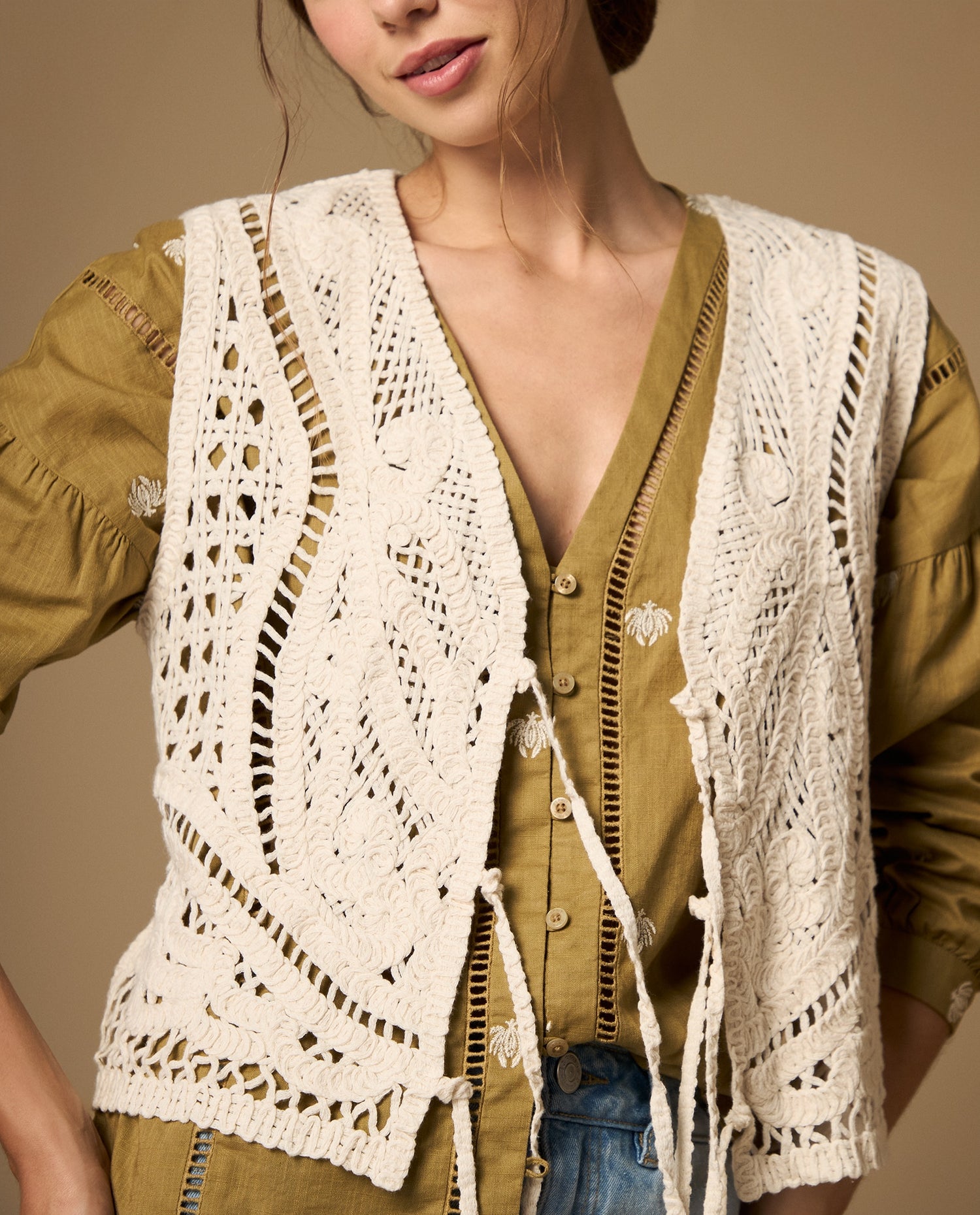 Camisa manga corta con bordados y detalle de textura - Crudo