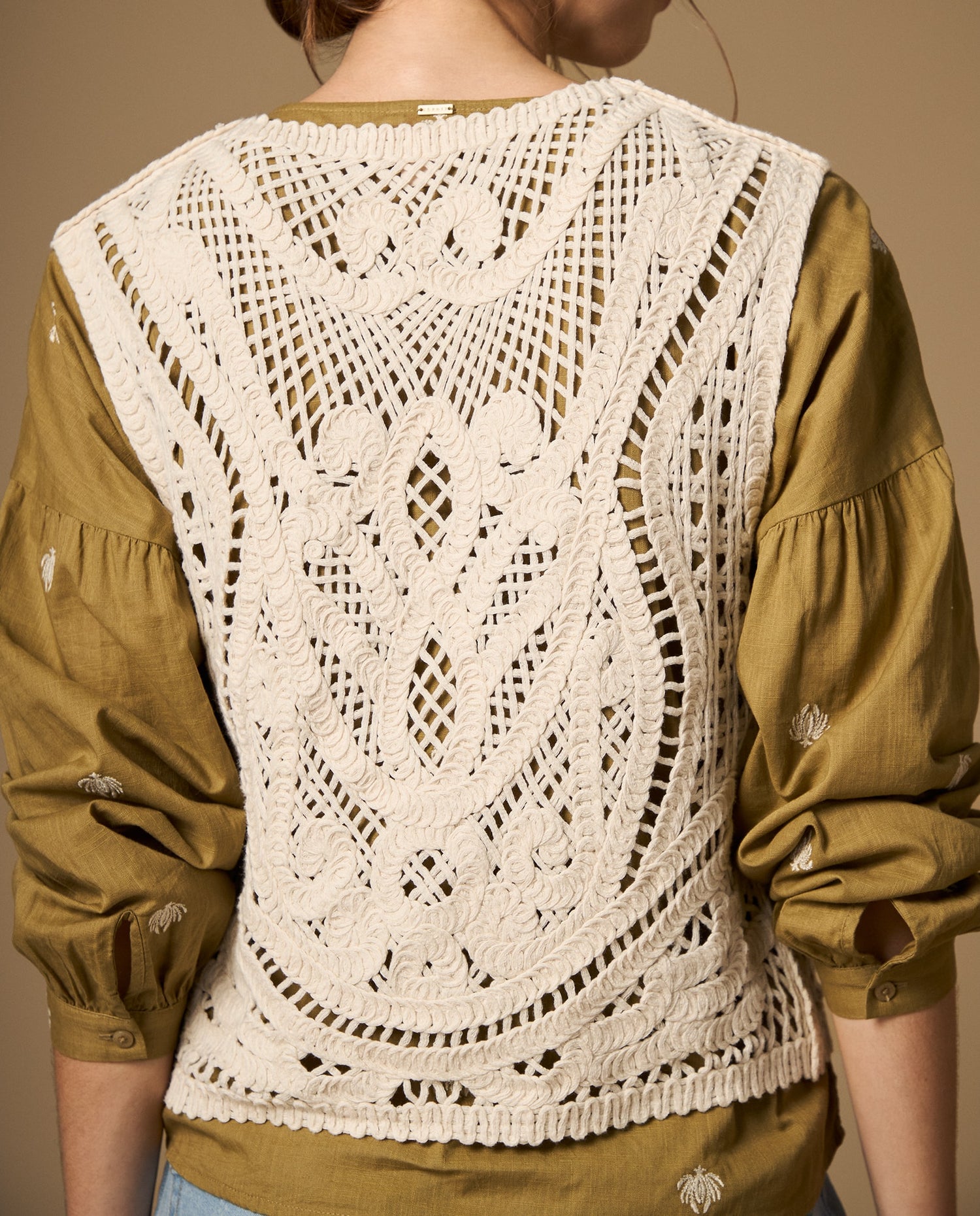 Camisa manga corta con bordados y detalle de textura - Crudo