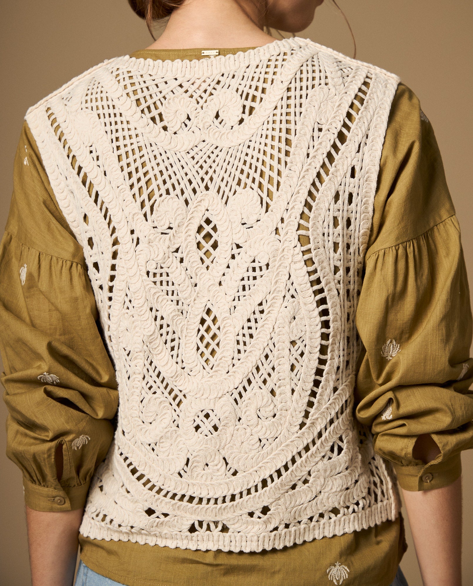 Camisa manga corta con bordados y detalle de textura - Crudo 34_612H234_CRU111001_4