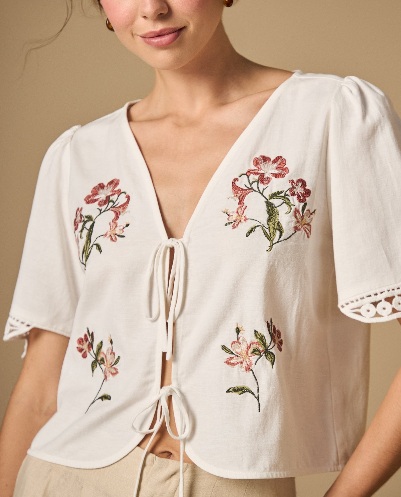 Camisa bordada manga corta cuello en V con lazos - Crudo 34_612H256_CRU114201_3