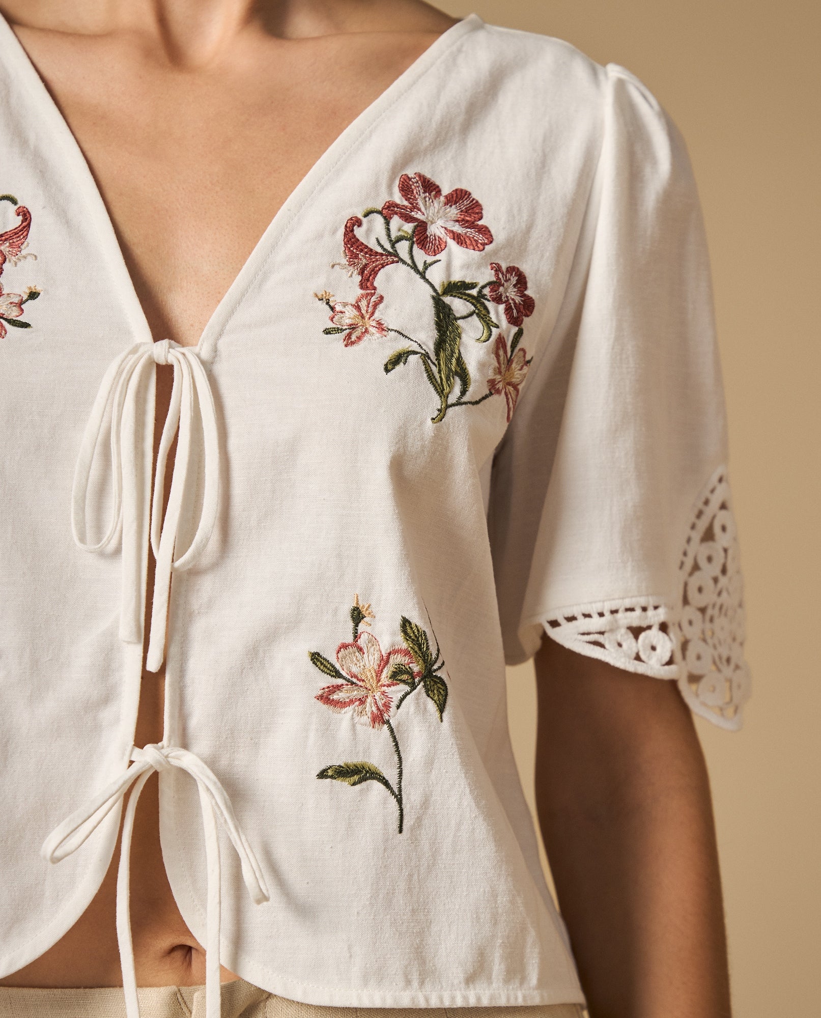 Camisa bordada manga corta cuello en V con lazos - Crudo 34_612H256_CRU114201_4