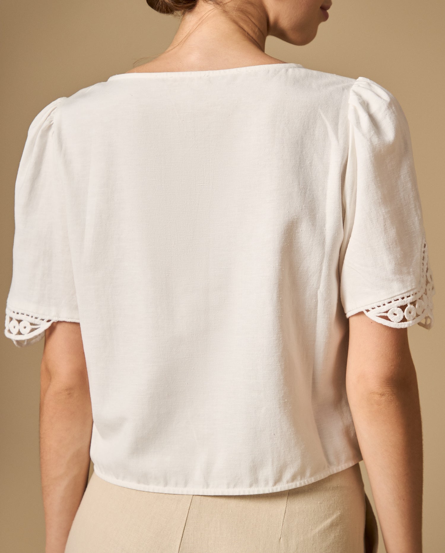 Camisa bordada manga corta cuello en V con lazos - Crudo