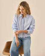 Camisa de diseño a rayas con bordado de flores para mujer  - Azul