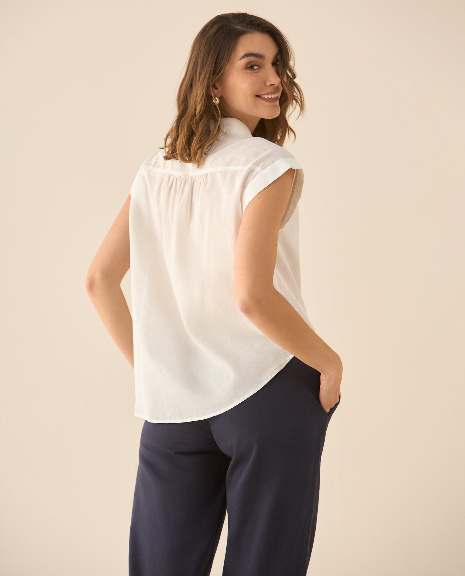Camisa perilla de botones con bordado y recogido para mujer  - Crudo 34_613G003_CRU110602_4