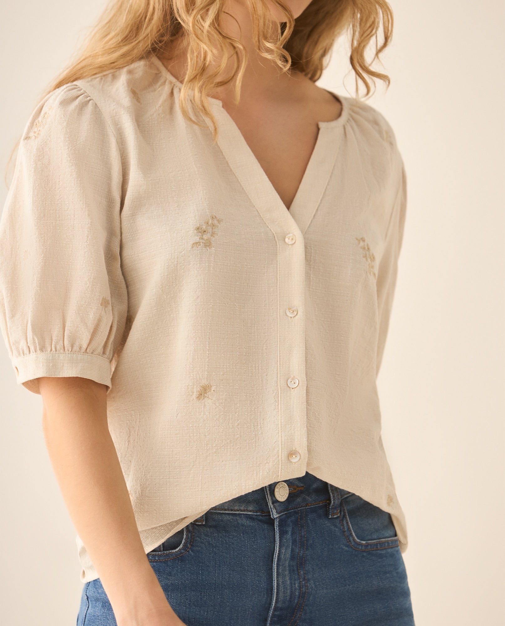 Camisa cuello nerú con bordados para mujer - Amarillo 34_613G026_AMA140837_4