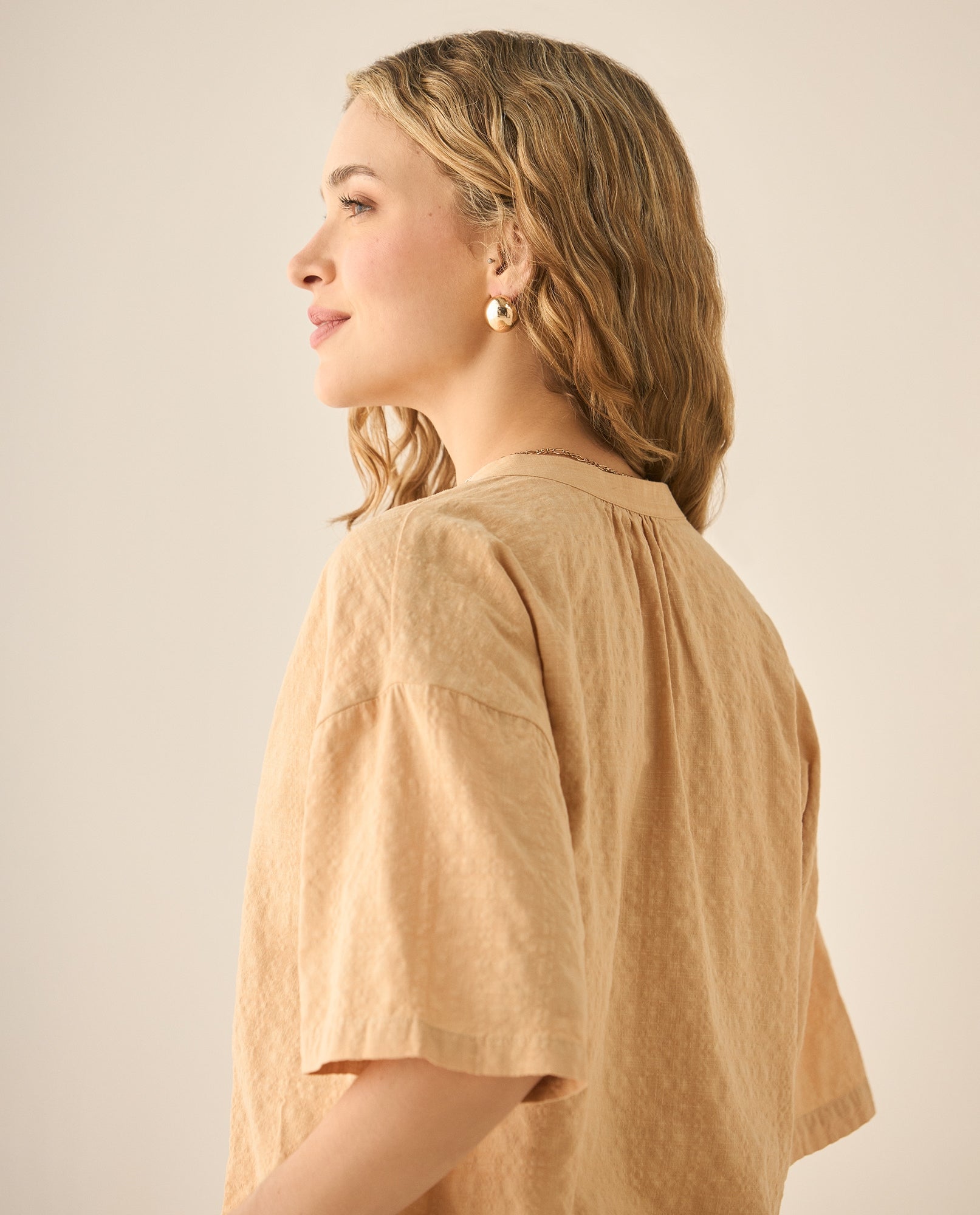 Camisa con escote en V para mujer - Beige 34_613G033_BEI151220_6