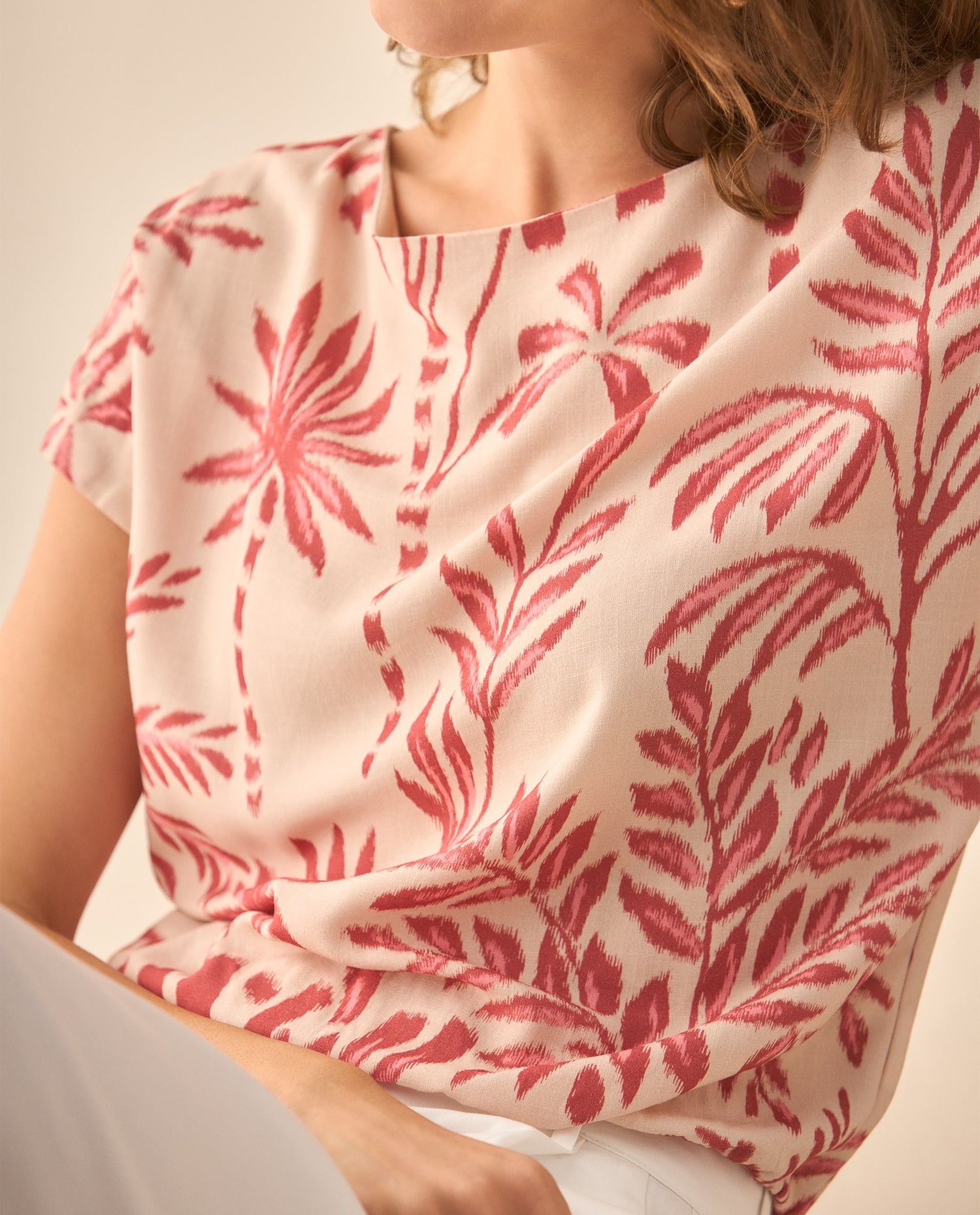 Camisa cuello bandeja con estampado de flores para mujer. - Rosa