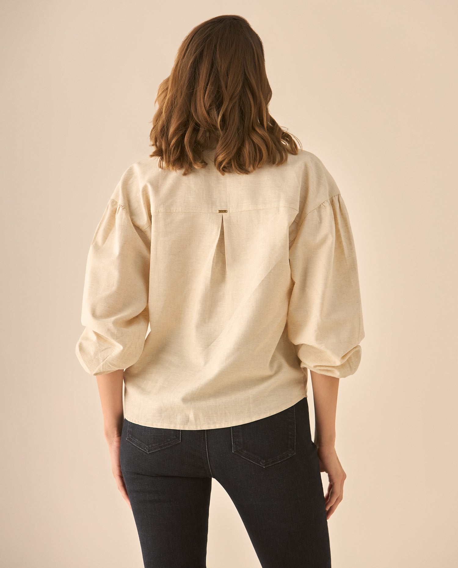 Camisa manga larga con recogido en los hombros para mujer - Crudo