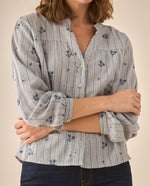 Camisa con apliques de flores bordadas para mujer - Azul