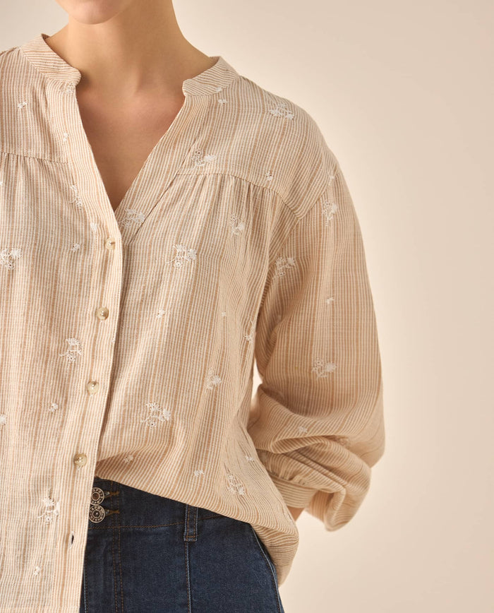 Camisa con apliques de flores bordadas para mujer - Crudo 34_613G039_CRU125202_3