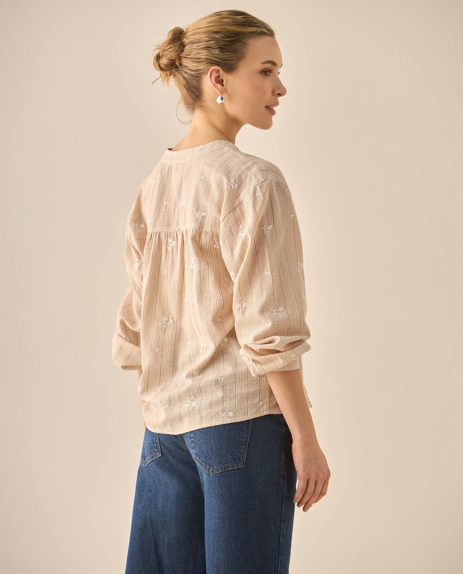 Camisa con apliques de flores bordadas para mujer - Crudo