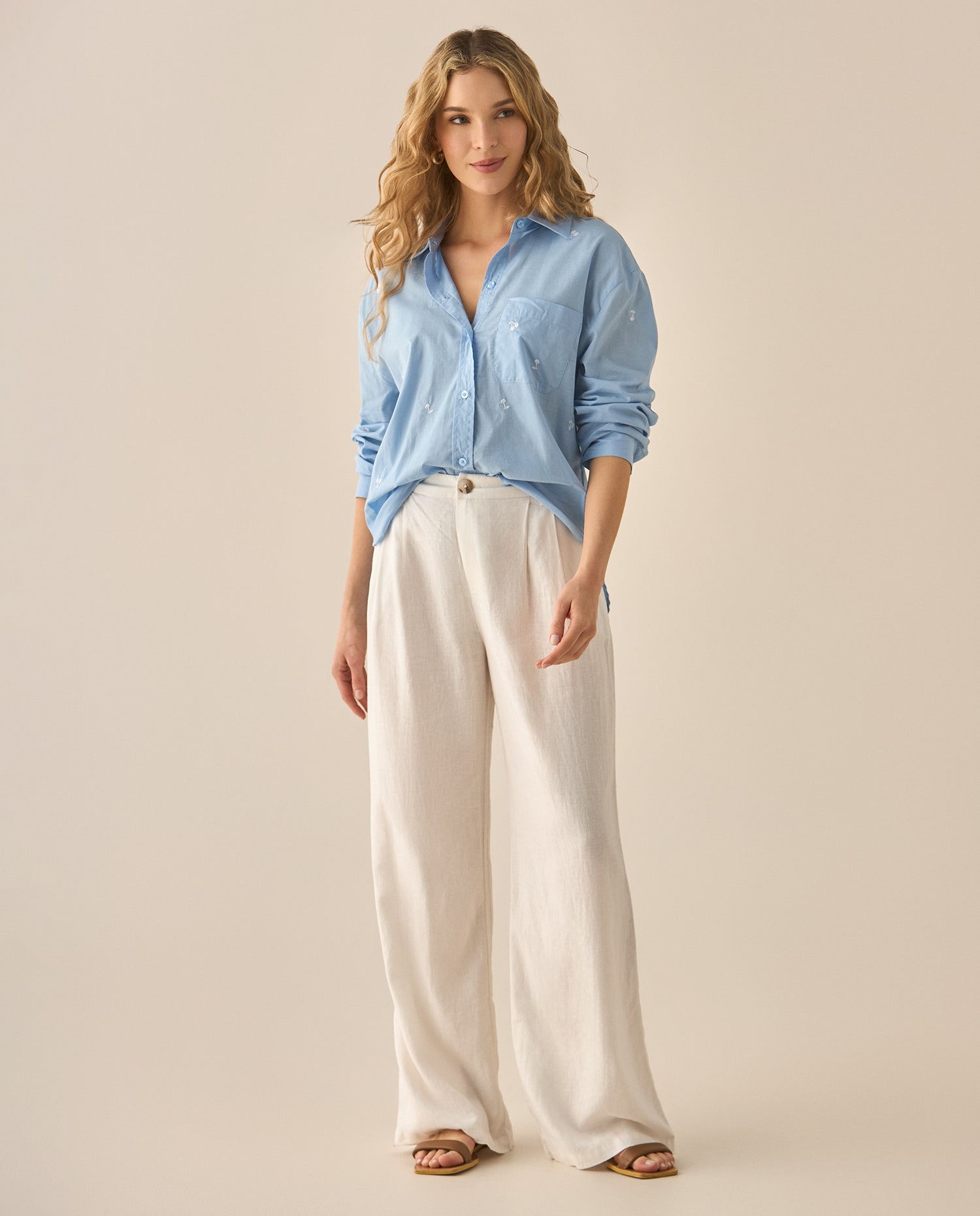 Camisa con cerezas bordadas y ruedo curvo para mujer - Azul