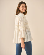 Camisa con apliques de piedras, bordados y desagujados para mujer - Crudo