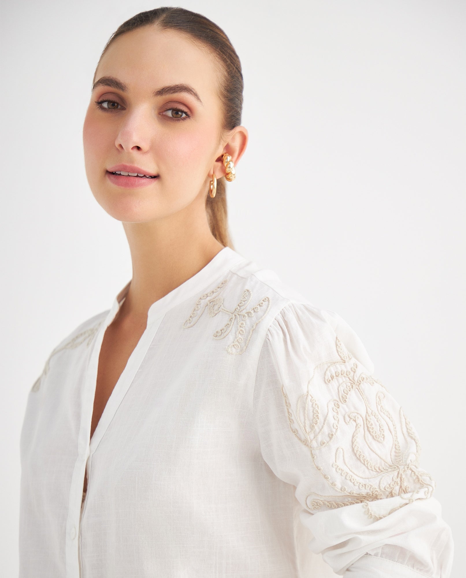 Camisa con bordados decorativos para mujer - Crudo 34_619F054_CRU110602_3