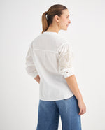Camisa con bordados decorativos para mujer - Crudo