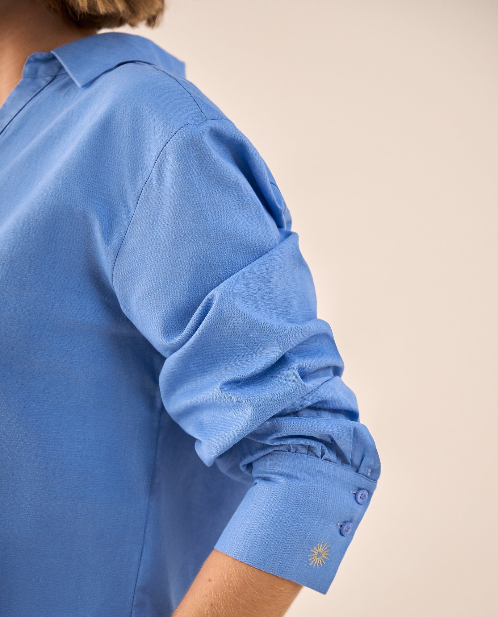 Camisa Azul con Bordados Dorados en Puños - Azul 34_619G008_AZU173936_4