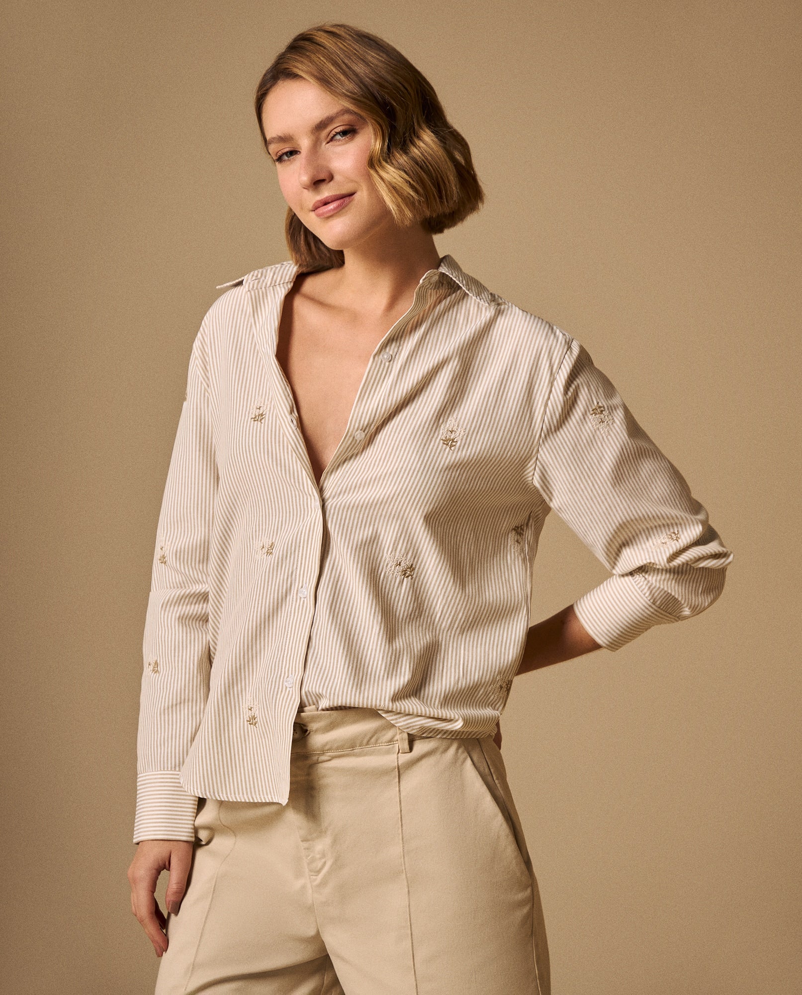 Camisa Rosa con Bordados Dorados - Beige 34_619G023_BEI161110_3