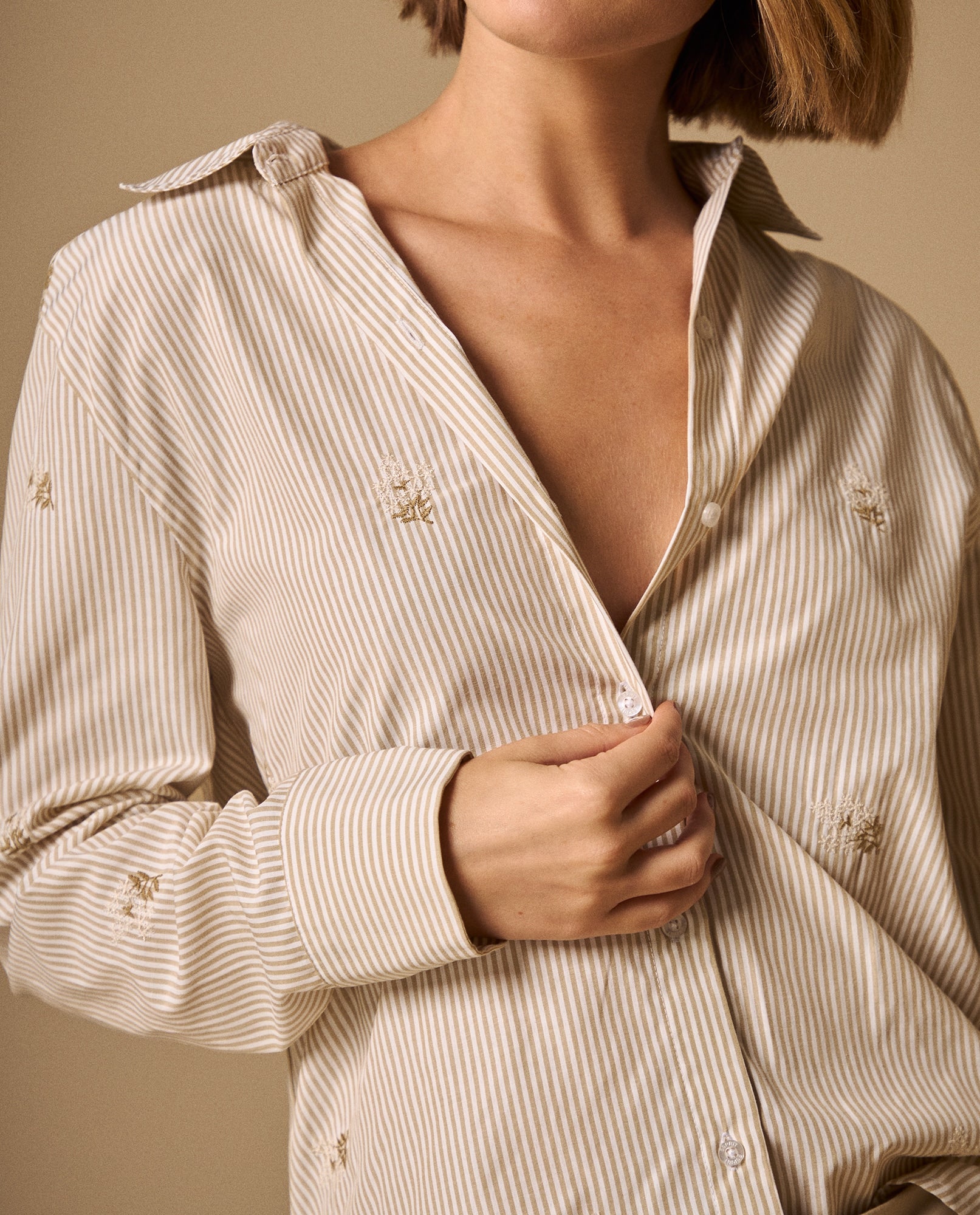 Camisa Rosa con Bordados Dorados - Beige 34_619G023_BEI161110_5