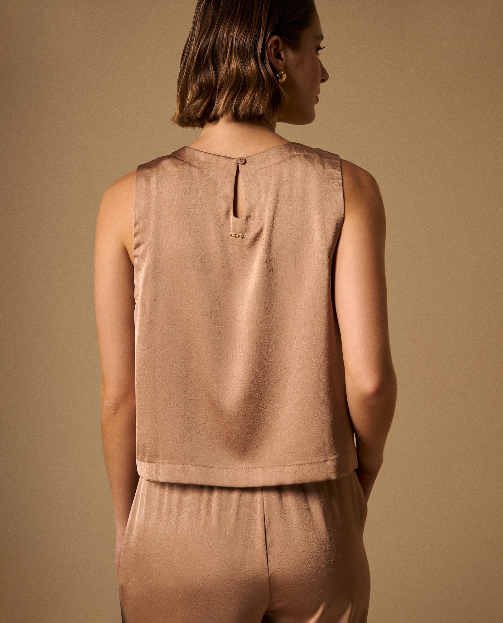 Camisa Sin Mangas con Detalle Posterior - Café 34_619G047_CAF161412_5