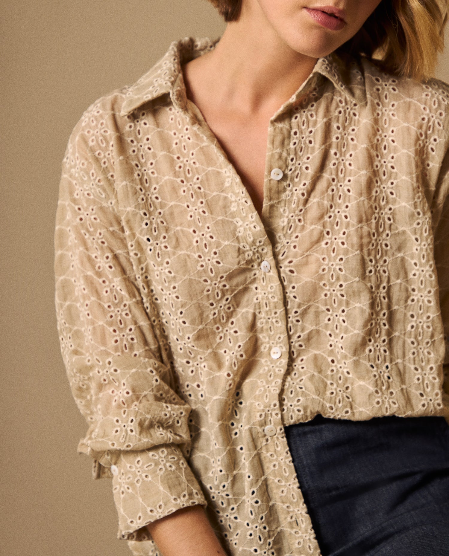 Camisa con Bordado Inglés Calado - Beige