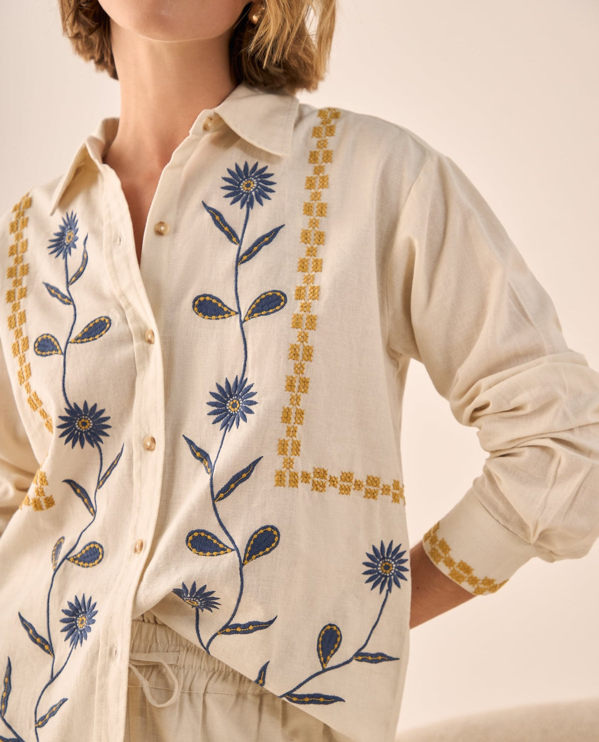 Camisa Beige con Bordados Florales Azules - Beige 34_619G202_BEI130607_4
