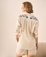 Camisa Beige con Bordados Florales Azules - Beige