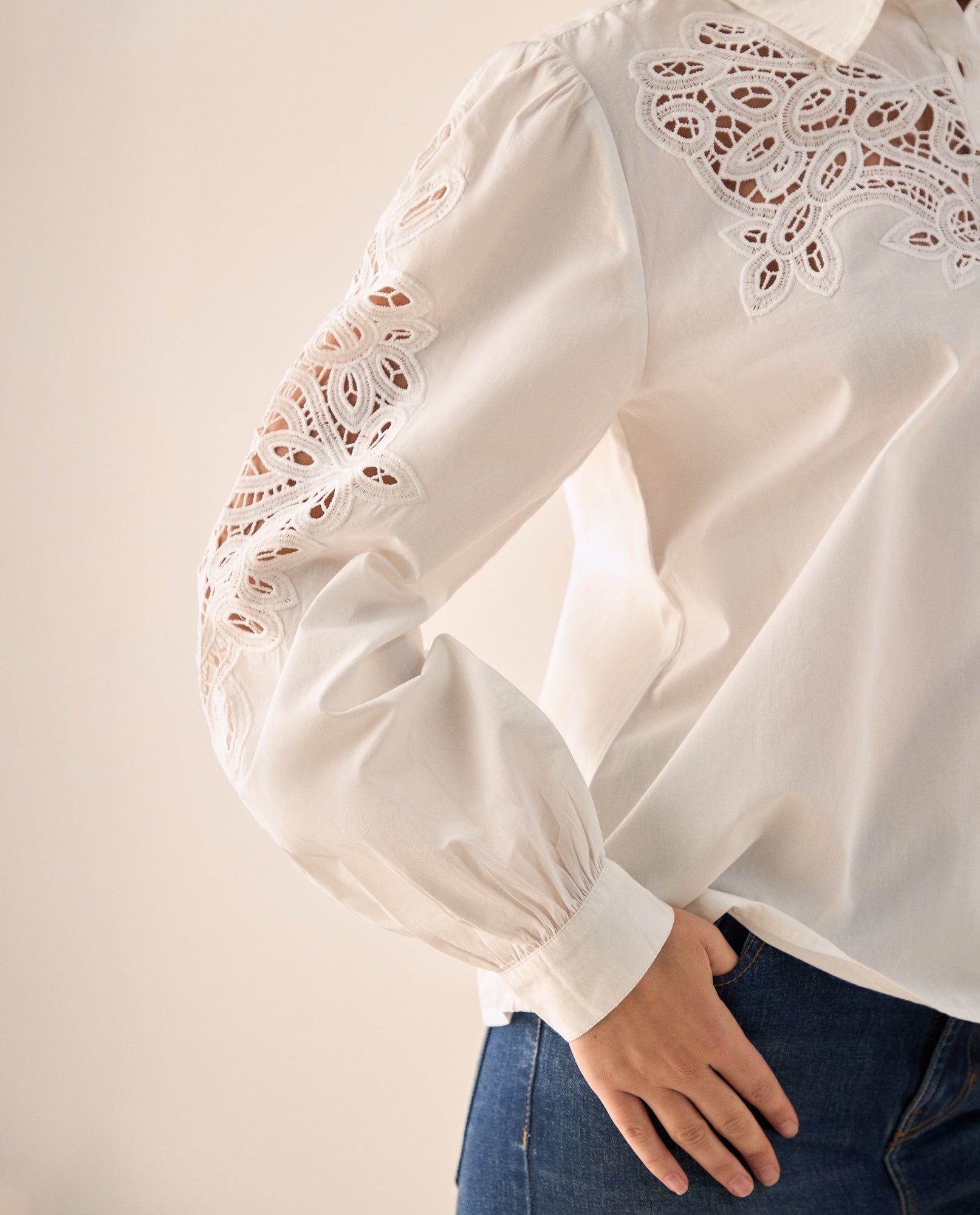 Camisa Blanca con Bordados Calados Artesanales - Crudo 34_619G212_CRU144500_4
