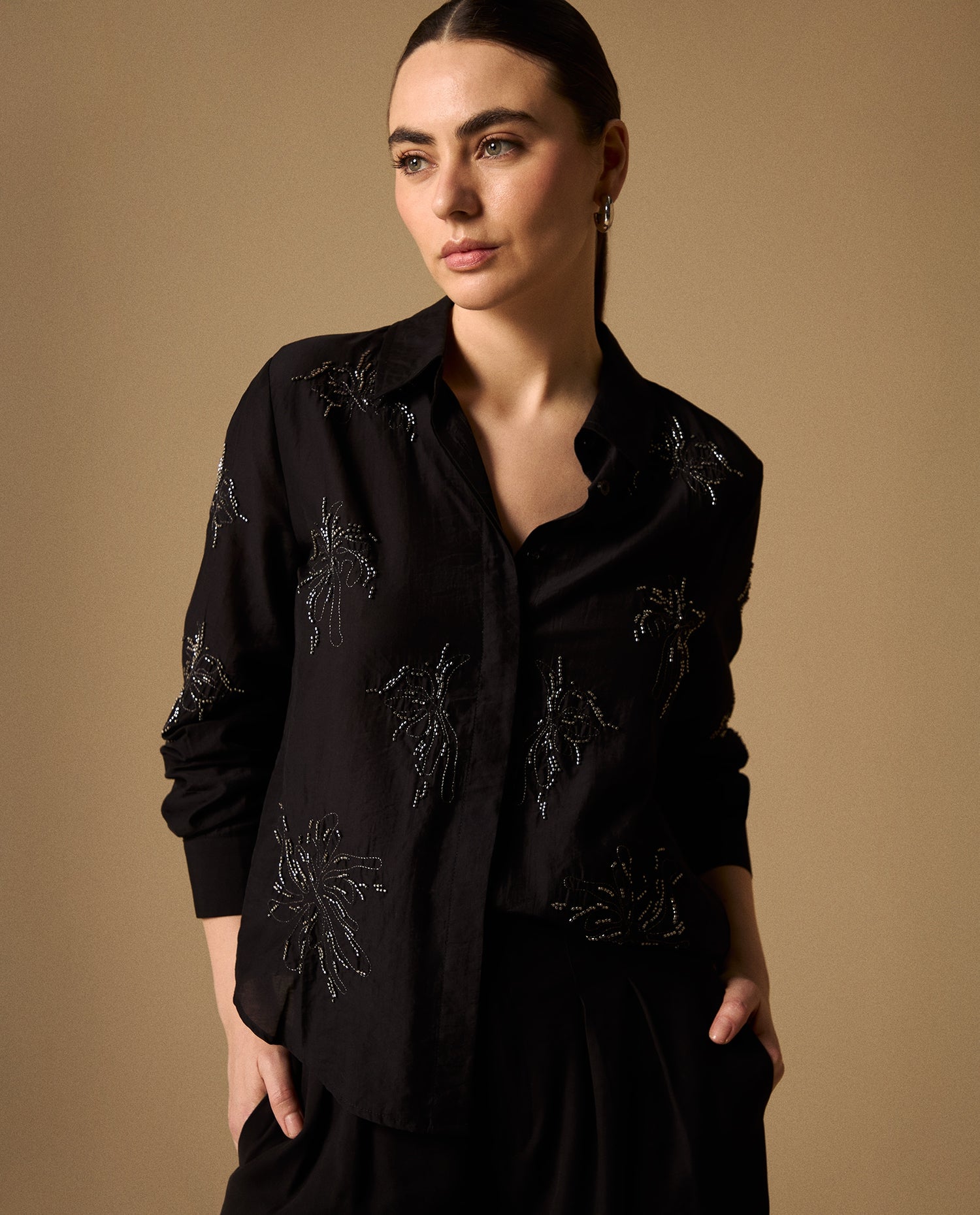 Camisa Negra con Bordados de Lentejuelas - Negro