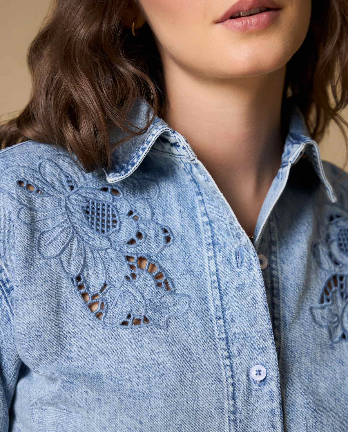 Camisa denim bordada manga larga - Azul 34_619H034_AZU174027_4