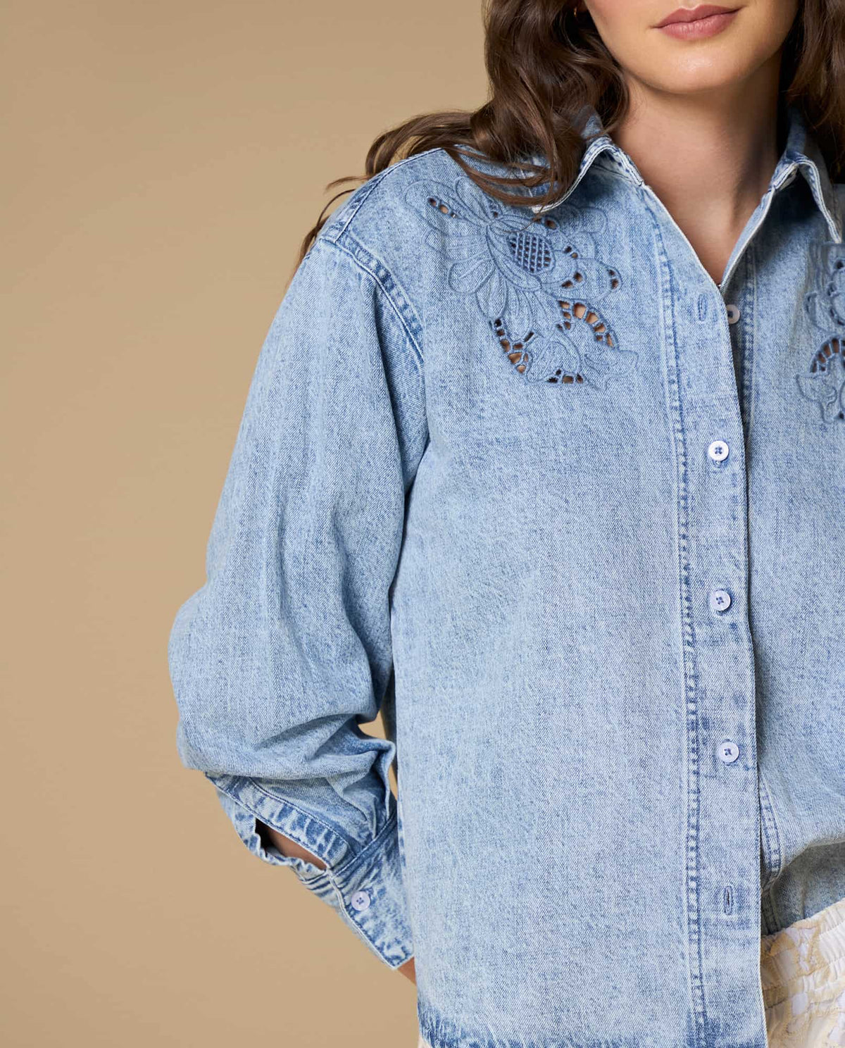 Camisa denim bordada manga larga - Azul 34_619H034_AZU174027_6