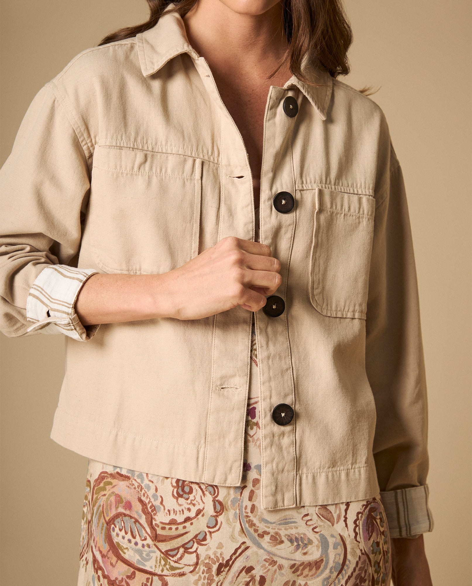 Chaqueta con bolsillos frontales y cierre de botones - Beige 34_621H013_BEI151306_3