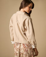 Chaqueta con bolsillos frontales y cierre de botones - Beige