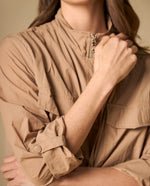 Chaqueta liviana tipo trench con bolsillos utilitarios - Café