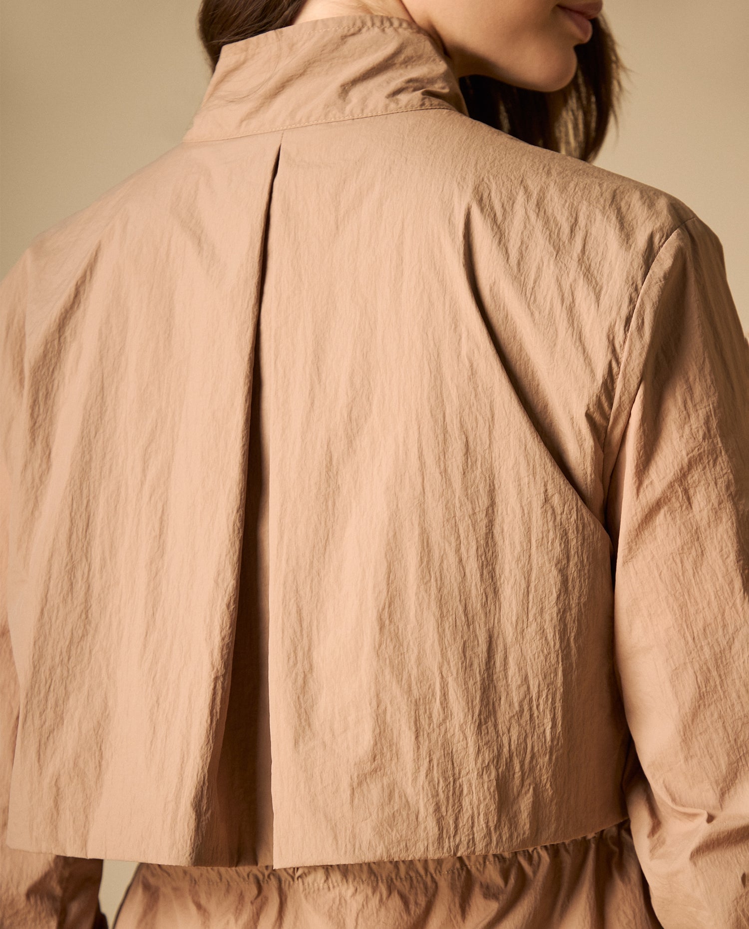 Chaqueta liviana tipo trench con bolsillos utilitarios - Café