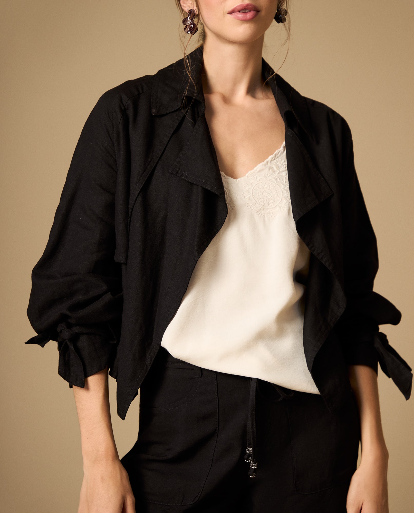 Chaqueta ligera con lazos decorativos en mangas - Negro 34_622H005_NEG190303_0