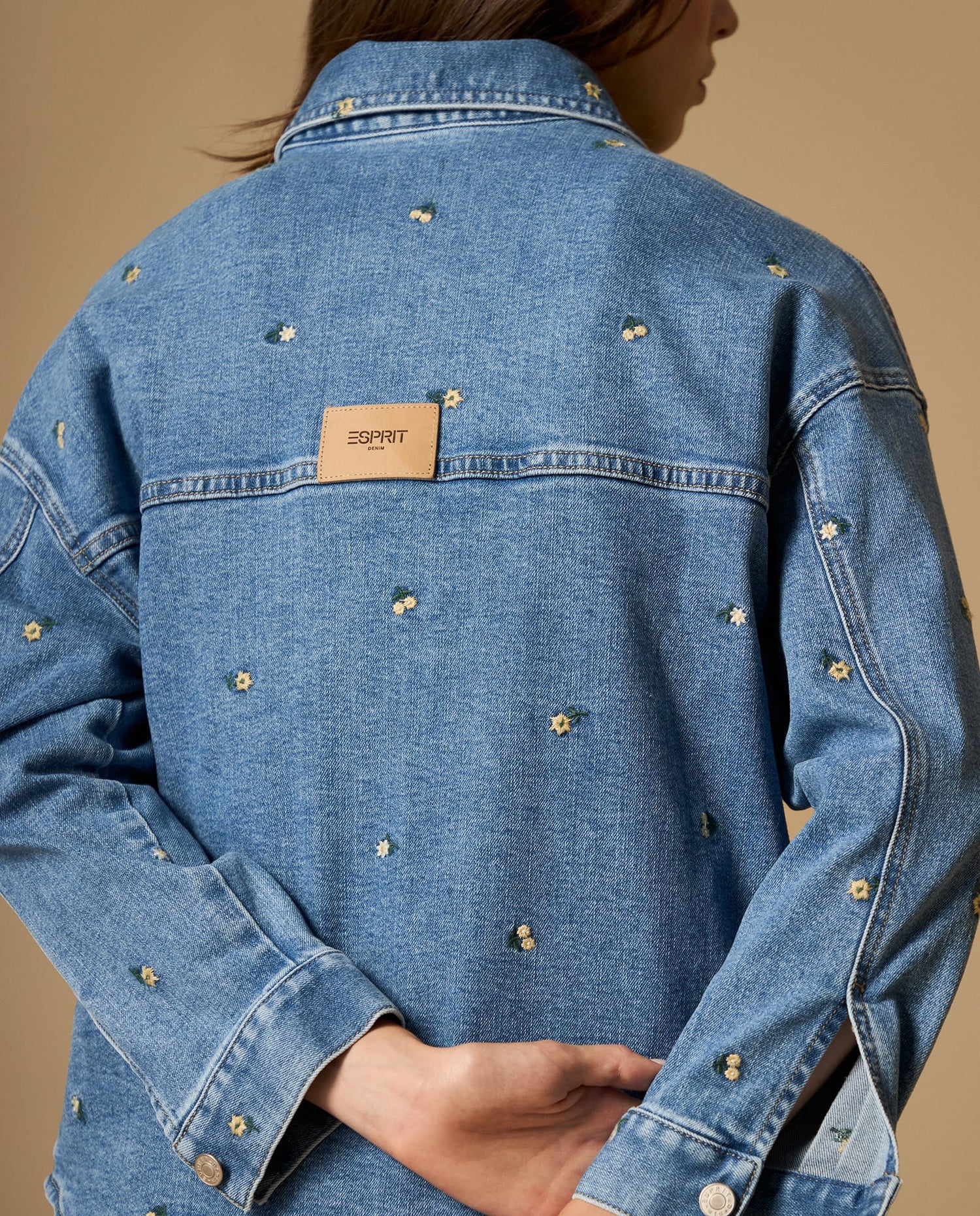 Chaqueta denim con bordado floral - Azul