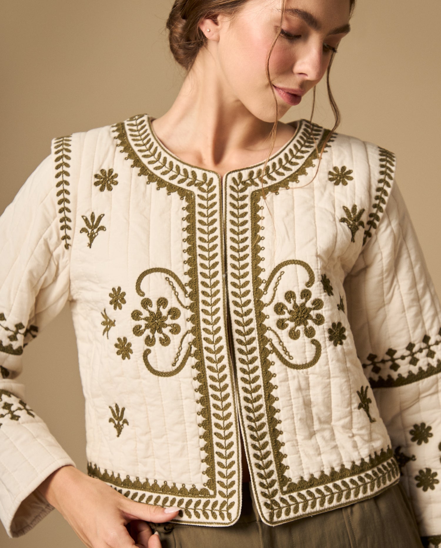Chaqueta acolchada con bordado floral y bordes con diseño - Crudo