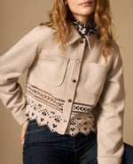 Chaqueta corta con textura tipo gamuza y detalle en bordes - Beige 34_622H204_BEI181108_0