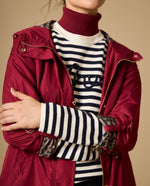 Chaqueta con capucha y ajuste en cintura - Rojo