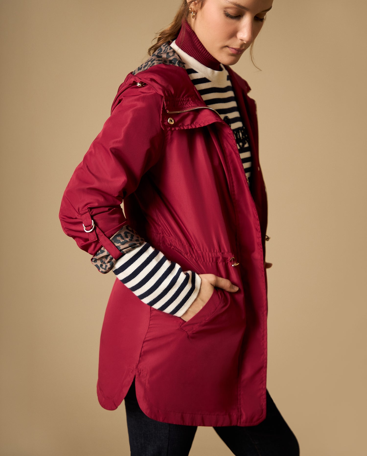 Chaqueta con capucha y ajuste en cintura - Rojo