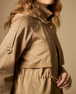 Trench con capucha y ajuste en cintura largo medio - Café
