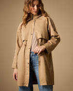 Trench con capucha y ajuste en cintura largo medio - Café