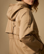 Trench con capucha y ajuste en cintura largo medio - Café