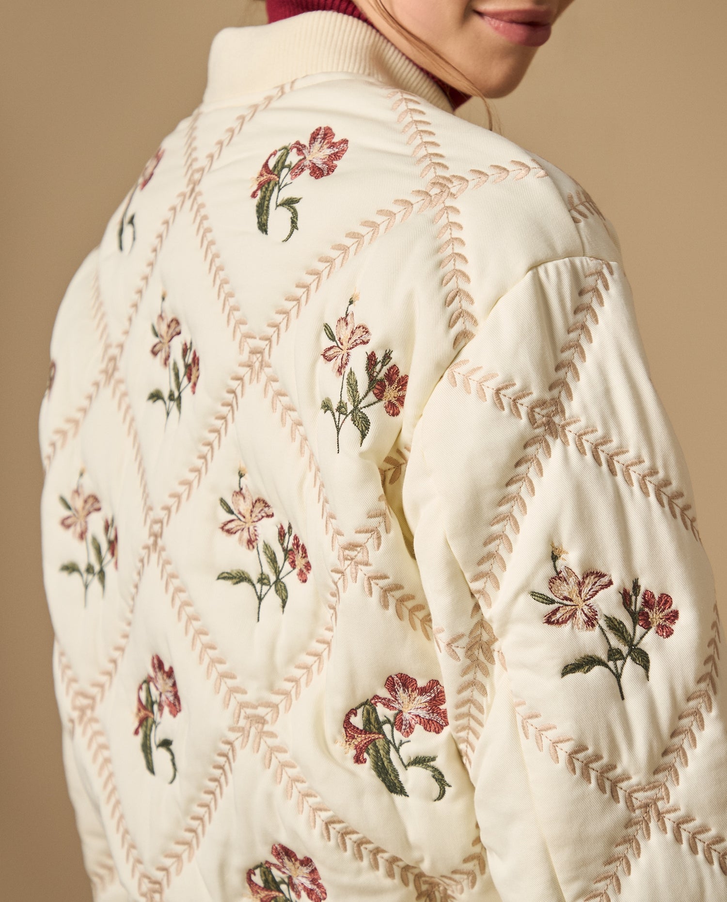 Chaqueta bomber bordada con diseño floral - Crudo