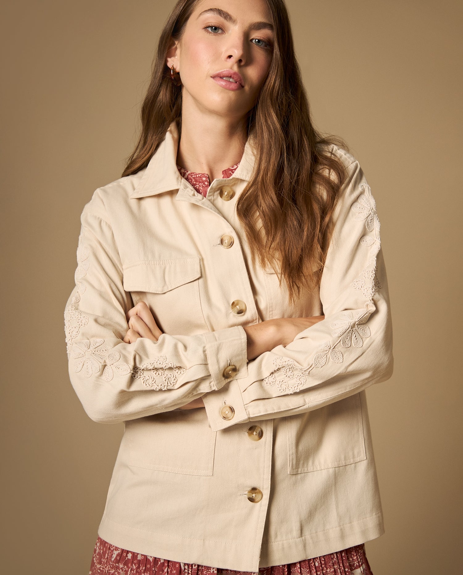 Chaqueta tipo cargo con bordado floral y bolsillos utilitarios - Beige